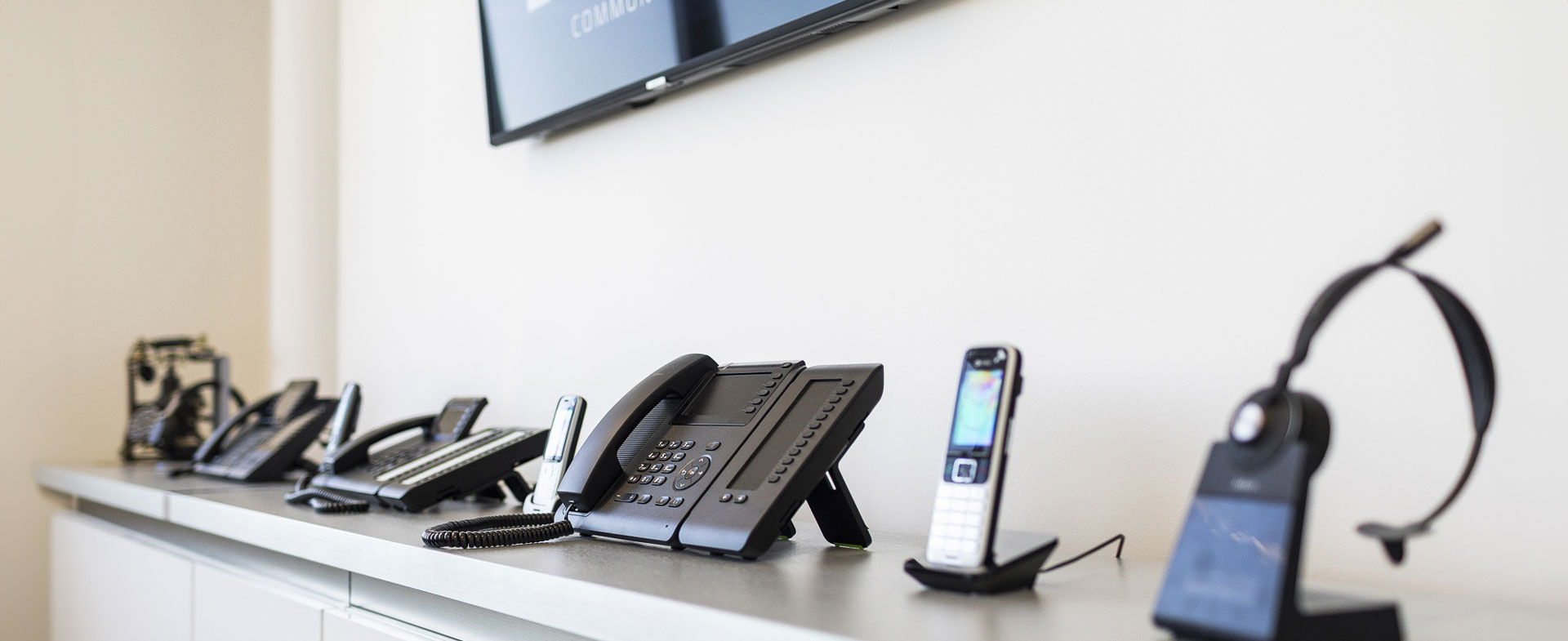 Telefon und Headset am Arbeitsplatz